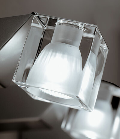 Fabbian Cubetto D28 G04 mit G9 Fassung Wand-/Deckenleuchte schwenkbar Struktur Chrom Glas transparent LED-Retrofit kompatibel