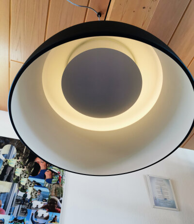 Lumini Bossa runde (Ø500mm) Metall-Pendelleuchte mir verstellbarem Lampenschirm direkt/indirektes Licht 200 cm Textilkabel Entwurf Fernando Prado Diffusor Schwarz matt