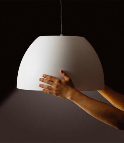 Lumini Bossa runde (&Oslash;500mm) Metall-Pendelleuchte mir verstellbarem Lampenschirm direkt/indirektes Licht 200 cm Textilkabel Entwurf Fernando Prado Diffusor Schwarz matt