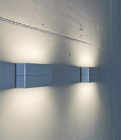 Ribag Cubo kompakte lichtstarke LED-Wandleuchte mit weicher direkt/indirekter Lichtausstrahlung via Microprismen-Diffusor Entwurf Daniel K&uuml;bler