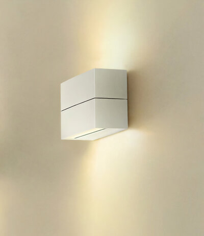 Ribag Cubo kompakte lichtstarke LED-Wandleuchte mit weicher direkt/indirekter Lichtausstrahlung via Microprismen-Diffusor Entwurf Daniel K&uuml;bler