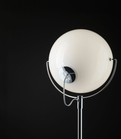 Fabbian Beluga White D57 C11 verchromte filigrane Stehleuchte mit weißem verstellbaren Kopfglas E27 max. 205W LED-Retrofit kompatibel Ein/Aus-Schnurschalter Entwurf Marc Sadler