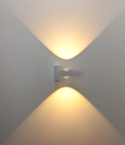 Die Lichtmanufaktur i-logos asymmetrische LED-Wandleuchte drehbar zur Wandachse