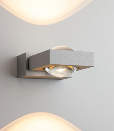 Die Lichtmanufaktur i-logos symmetrische LED-Wandleuchte drehbar zur Wandachse