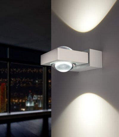 Die Lichtmanufaktur i-logos symmetrische LED-Wandleuchte drehbar zur Wandachse