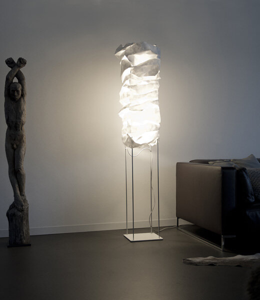 LichtRaumFunktion Column LED-Stehleuchte aus wei&szlig;em Faservlies Casambi dimmbar Design Ralf St&ouml;ssel