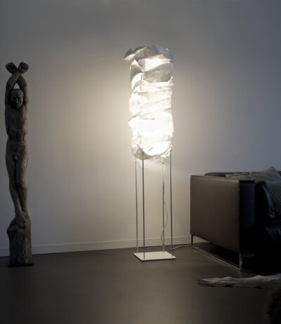 LichtRaumFunktion Column LED-Stehleuchte aus weißem Faservlies Casambi dimmbar Design Ralf Stössel