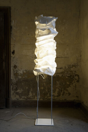 LichtRaumFunktion Column LED-Stehleuchte aus wei&szlig;em Faservlies Casambi dimmbar Design Ralf St&ouml;ssel