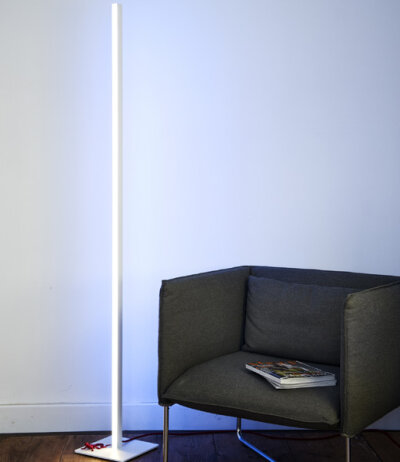 LichtRaumFunktion LightLane Floor minimalistische lichtstarke LED-Stehleuchte direkt/indirektes Licht mit Casambi-Modul Design Ralf Stössel
