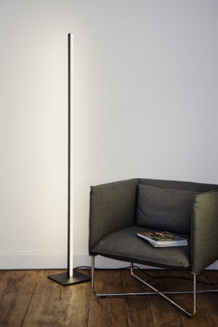LichtRaumFunktion LightLane Floor minimalistische lichtstarke LED-Stehleuchte direkt/indirektes Licht mit Casambi-Modul Design Ralf St&ouml;ssel