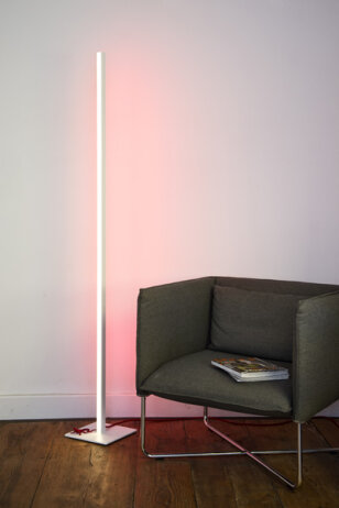 LichtRaumFunktion LightLane Floor minimalistische lichtstarke LED-Stehleuchte direkt/indirektes Licht mit Casambi-Modul Design Ralf St&ouml;ssel