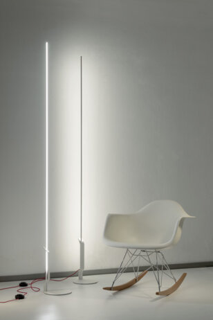 LichtRaumFunktion LightPin Floor minimalistische vertikale LED-Stehleuchte indirektes warmwei&szlig;es 2700K Licht mit Schnurdimmer Entwurf Ralf St&ouml;ssel