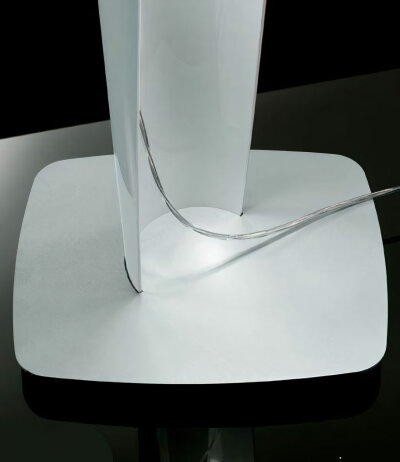 Kundalini Shakti Stehleuchte Marzio Rusconi Clerici lasergeschnittene weiße Plexiglasröhre mit Schnurdimmer LED-Retrofitkompatibel