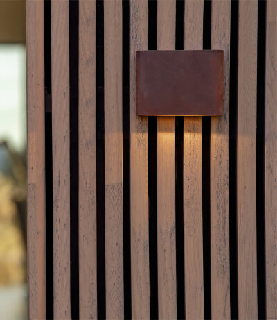 Platek Passo kompakte lichtstarke Outdoor LED Wand-/Bodenleuchte 24Vdc 7,5W mit hohem Sehkomfort Struktur Corten Stahl LED 2700K (warmwei&szlig; extra)